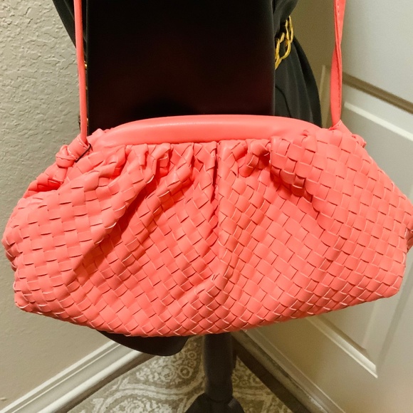 WOVEN CORAL POUCHY CLUTCH 🩷CLOSEOUT DEAL NWT 🩷 DESIGNER INSPIRED Vegan Leather - Picture 7 of 9
